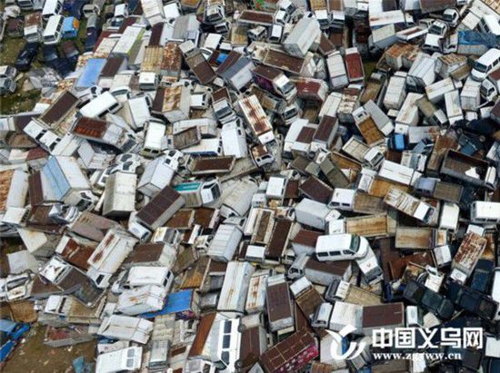 航拍机记录义乌汽车坟场，堆积如山场面壮观。